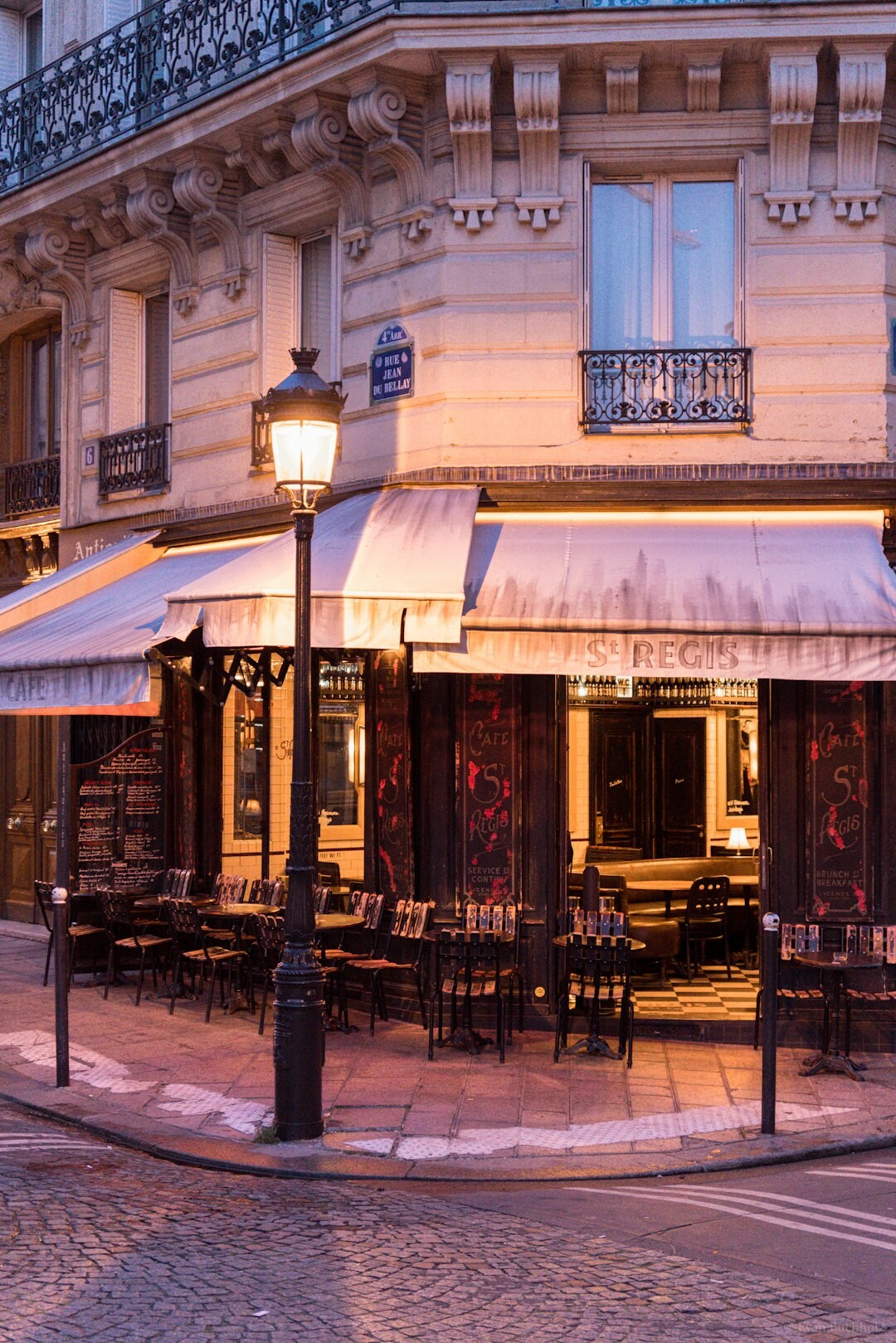 elegant paris restaurant interior
